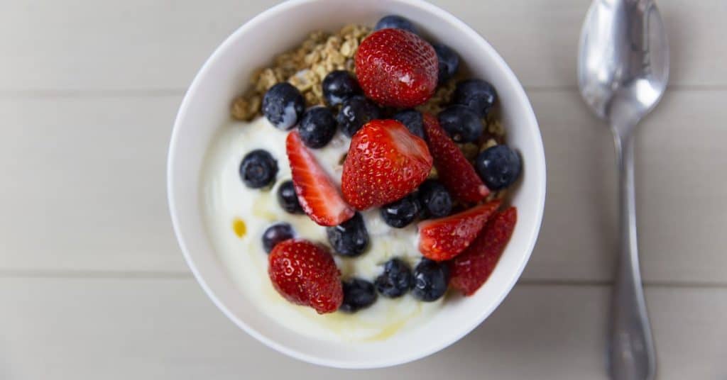 Greek yougurt with stawberries, blue berries and granola