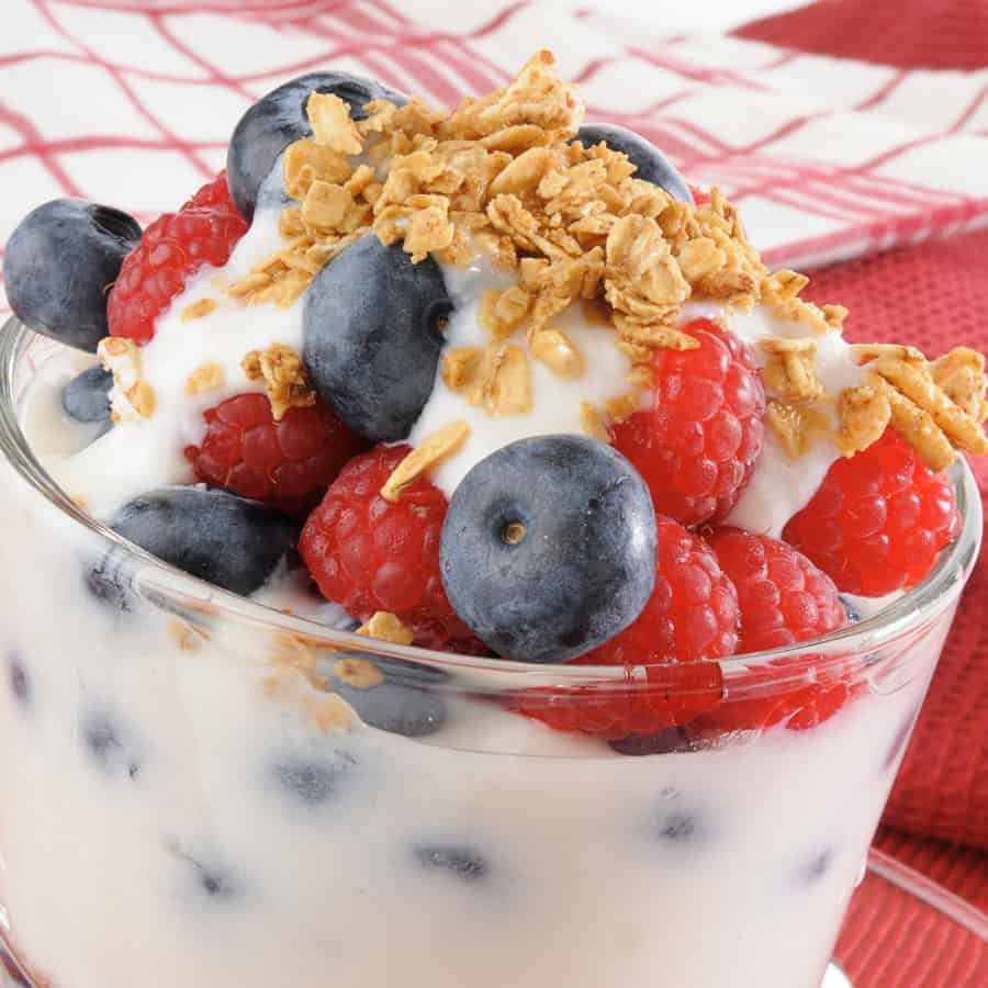 Yougurt parfait with raspberries and blueberries